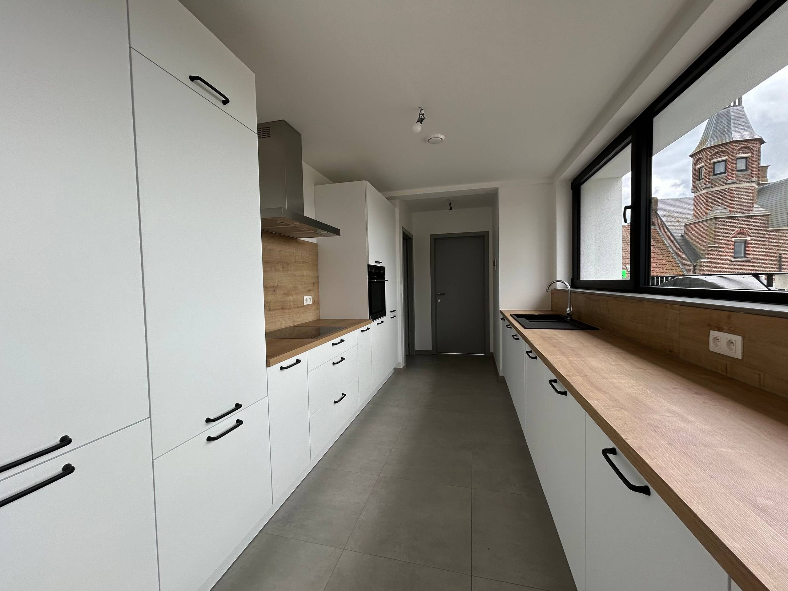 Zeer ruim appartement met 3 slaapkamers en prachtig terras gelegen op het plein van Handzame - foto 3