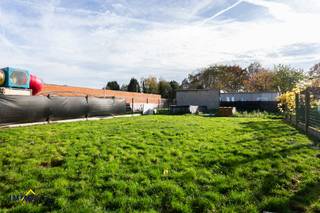 Aan de Mechelsesteenweg, op minder dan 2 kilometer van het historische stadscentrum van Dendermonde en op korte afstand van winkels, horeca...