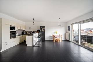 Instapklaar en energiezuinig appartement (bouwjaar 2008) op een centrale ligging, vlakbij openbaar vervoer, autosnelwegen, winkels en scholen.Dit...