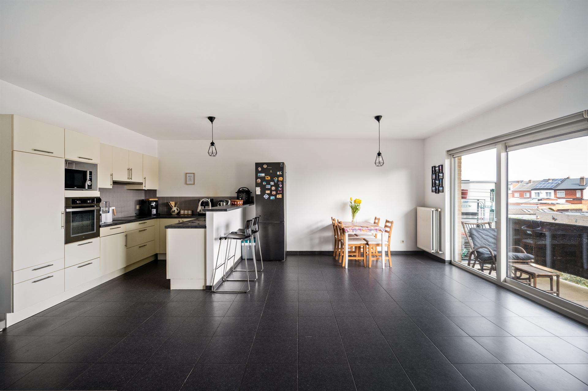 Verzorgd appartement (2008) met 2 slaapkamers, terras en garage. - foto 3