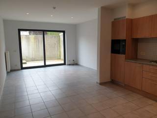 <strong>Appartement au rez-de-chaussée, avec une situation exellent près du centre de Zaventem.</strong><br /><br />Entrée avec placard, WC séparés, living (26,77m²) avec cuisine ouverte équipée, terrasse (12,5 m²), chambre à coucher (9 m²) avec placard et salle de douche.