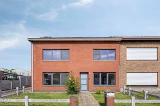<p>Deze halfopen bebouwing is gunstig gelegen in de gemeente vlakbij scholen, het station en het centrum. De woning biedt een praktische indeling met tal van mogelijkheden. </p><p>Op het gelijkvloers bevinden zich een gezellige woonkamer, een keuken, een apart toilet en een handige bergruimte. De eerste verdieping omvat drie slaapkamers en een badkamer. Daarnaast beschikt de woning over een geïsoleerde bergzolder, ideaal als extra opslagruimte. De ramen en de cv-ketel werden vernieuwd in 2025, wat bijdraagt aan het wooncomfort en de energiezuinigheid. </p><p>Een absolute troef zijn de zeven garages, waarvan momenteel zes verhuurd zijn aan €80 per maand. De zevende garage is vrij beschikbaar en biedt voldoende ruimte voor een bestelwagen.</p>