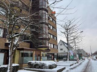 <p>Dit appartement is gelegen in een prachtig erfgoedgebouw, ontworpen door de architect Léon Stynen, wat bijdraagt aan het unieke karakter en de architecturale waarde van het geheel.<br /><br />Je betreedt het appartement via een aangename inkomhal met voldoende ruimte voor een vestiaire. Hier bevindt zich ook een apart gastentoilet. Van daaruit wandel je door naar de royale leefruimte, waar grote raampartijen zorgen voor overvloedig natuurlijk licht en een mooi zicht bieden op de gemeenschappelijke tuin. Over de volledige lengte van het appartement loopt een ruim terras, wat zorgt voor een aangename buitenbeleving en een mooie verbinding tussen binnen en buiten. De authentieke parketvloer loopt als een rode draad doorheen het volledige appartement en versterkt het warme en karaktervolle gevoel.</p>
<p>Het appartement beschikt over drie volwaardige slaapkamers, een aparte keuken en een badkamer die zowel voorzien is van een bad als een douche, en beschikt over een aansluiting voor een wasmachine.</p>
<p>Als extra troef is er op de bovenliggende verdieping nog een bijkomende kamer die ideaal is voor extra stockage of als bergruimte.</p>
<p>De maandelijkse huurprijs bedraagt €1.300. De gemeenschappelijke kosten bedragen €250 per maand en omvatten het privatieve water- en verwarmingsverbruik, het onderhoud van de gemeenschappelijke delen en het gebruik van de lift.<br /><br />Interesse? Vraag vandaag nog je bezoek aan!</p>