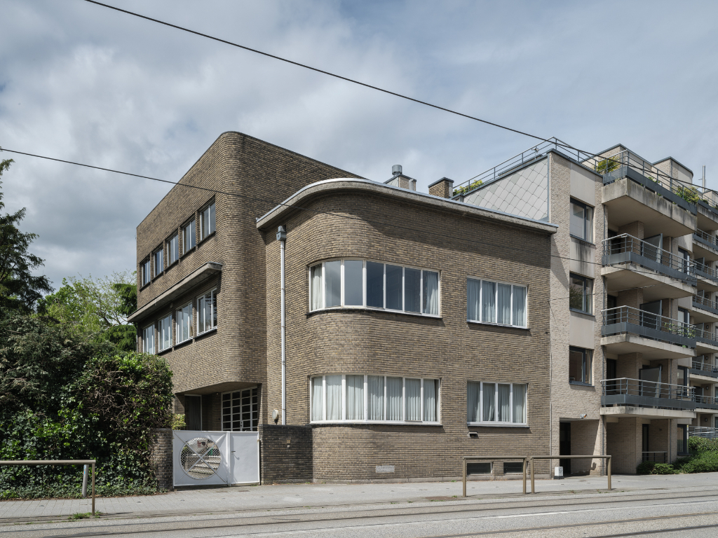 Omgeving Sint-Pieters statoin - Imposante half vrijstaande villa met parktuin, in nieuwe zakelijkheid naar een ontwerp van architect Geo Bontinck (1935). - photo 1