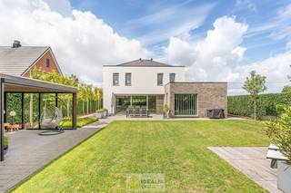 <strong>IDEALIS VASTGOED – ROYALE, INSTAPKLARE EN PERFECT ONDERHOUDEN GEZINSWONING DEWELKE OP EEN ELEGANTE MANIER WERD AANGEPAST AAN MINDERVALIDEN OP EEN RUIM EN RUSTIG PERCEEL VAN 11A 55CA MET 3 KNAPPE SLAAPKAMERS, LICHTRIJKE WOONKAMER, LUXUEUS UITGERUSTE KEUKEN EN CARPORT - De woning omvat maar liefst +- 186m² bewoonbare oppervlakte met ruime woonkamer, uitgeruste keuken, 3 slaapkamers, badkamer, wasruimte, carport en beschikt over een lift. De woning is rustig gelegen op een perceel met een opp. van 11a 55ca. </strong><br /><br /><strong>LIGGING: </strong><br />Deze woning is gelegen op een heerlijke gegeerde groene locatie vlakbij het centrum van Hamont, hierdoor zijn faciliteiten zoals winkels, scholen, stadspark, tennis, … op wandelafstand bereikbaar. Naast deze centrumlocatie is men ook op een steenworp verwijderd van de Nederlandse grens en vlakbij omliggende gemeenten zoals Achel, Pelt en Bocholt!<br /><br /><strong>INDELING:<br />Gelijkvloerse verdieping: </strong><br />- Royale ontvangsthal met lift naar verdieping - gastentoilet – achterinkom/wasplaats - ruime woonkamer/eetkamer - volledig uitgeruste keuken (voorzien van kookvuur, dampkap, dubbele spoelbak, heteluchtoven, microgolfoven, koelkast, zeer veel opberg- en werkruimte ––<br /><br /><strong>Eerste verdieping:</strong><br />- Vide – slaapkamer 1 – slaapkamer 2 – slaapkamer 3 – badkamer (volledig rolstoeltoegankelijk)  <br /><br /><strong>Zolderverdieping:</strong><br />- Bergzolder (78m²) -<br /><br /><strong>Tuin: </strong><br />– Prachtig aangelegde tuin in een uitstekende staat van onderhoud met een prachtig groen achteruitzicht – kwalitatief bijgebouw met overdekt terras -<br /><br /><strong>EXTRA TROEVEN:</strong><br />- Zeer goed onderhouden woning<br />- Toekomstproof wonen!<br />- Volledige woning rolstoeltoegankelijk<br />- Lift aanwezig<br />- Vloerverwarming op GV<br />- Airco op slaapkamer<br />- Zeer kwalitatieve materialen<br />- Royale leefruimtes<br />- Knap bijgebouw<br />- AsbestVEILIG<br />- Zonnepanelen (5.000kW)<br />- Carport<br />- Screens<br />- Toiletten + buitenkranen op regenwater<br />- Rustige, gegeerde locatie doch centraal<br /><br /><strong>Stedenbouwkundige Inlichtingen:</strong><br />Bouwvergunning – Woonuitbreidingsgebied/woongebied met landelijk karakter - Geen dagvaarding - Geen voorkooprecht – Verkavelingsvoorschriften<br /><br /><strong>EPC: 30kWh/m²jaar – A-label met certificaatnummer: </strong><br /><br /><strong>O-peil: </strong>niet overstromingsgevoelig<br />P-score: B<br />G-score: B<br /><br /><strong>Benieuwd naar deze woning? Ons IDEALIS Team geeft U met plezier en steeds vrijblijvend de nodige informatie via e-mail, ter plaatse of op ons kantoor te Pelt.<br />Wenst U advies omtrent uw eigen woning? Graag plannen wij vrijblijvend met U een afspraak in om onze expertise met U te delen, steeds tot Uw dienst!!<br />Neem contact op met IDEALIS VASTGOED op 011/515 565 of mail naar info@idealisvastgoed.be!</strong><br /> 