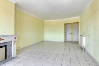 <p>Dit verzorgde appartement bevindt zich op de derde verdieping van een residentieel appartementsgebouw te Borsbeek. Dankzij de praktische indeling, de twee terrassen en de aangename lichtinval vormt dit appartement een interessante woonopportuniteit.<br /><br /><strong>Indeling:</strong><br />Bij het binnenkomen komt u terecht in de inkomhal, die voorzien is van een ruime ingemaakte vestiairekast en voldoende opbergruimte biedt.</p>
<p>Vooraan bevindt zich de lichtrijke leefruimte waar het grote schuifraam zorgt voor een aangenaam ruimtegevoel en veel natuurlijk licht. De gezellige houtkachel vormt hier een extra troef. Vanuit de leefruimte heeft u rechtstreeks toegang tot het terras aan de voorzijde. Aansluitend bevindt zich de open keuken, die volledig werd uitgerust met een vaatwasser, oven, vierpits gasvuur, ijskast, diepvriezer en voldoende kastruimte.</p>
<p>Verder beschikt het appartement over twee volwaardige slaapkamers. De grootste slaapkamer geeft toegang tot het ruime westgerichte terras aan de achterzijde, waar u in alle rust kunt genieten van de namiddag- en avondzon.</p>
<p>De badkamer werd modern ingericht en voorzien van een ruime inloopdouche, een hedendaags badkamermeubel met spiegelkast en aansluitingen voor een wasmachine en/of droogkast. Daarnaast is er nog een afzonderlijk gastentoilet aanwezig.</p>
<p>Doorheen het appartement werd gekozen voor onderhoudsvriendelijke materialen. De keuken, leefruimte, hal, badkamer en het toilet zijn afgewerkt met een tegelvloer, terwijl de slaapkamers voorzien zijn van een laminaatvloer.<br /><br /><strong>Bijzonderheden:</strong><br />Appartement met twee volwaardige slaapkamers<br />Gebouw beschikt over een lift.<br />Twee terassen aanwezig.<br />Open en volledig uitgeruste keuken.<br />Gunstig EPC-label B.<br />Optionele garagebox aan te kopen voor € 25.000.<br /><br /><strong>Ligging:</strong><br />Gelegen nabij het centrum van Borsbeek, met winkels, scholen, openbaar vervoer en dagelijkse voorzieningen op korte afstand. Dankzij de centrale ligging bereikt u vlot Antwerpen en de omliggende gemeenten.</p>