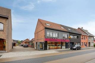 Propriété commerciale :<br />- Boutique avant entièrement équipée (32 m²)<br />- Boulangerie arrière actuellement équipée (32 m de profondeur, 10 m de largeur) <br />- Espace de rangement de 100 m²<br />- Auvent de 60 m²<br /><br />Propriété :<br />Rez-de-chaussée<br />- Cuisine entièrement équipée (15 m²)<br />- Salon (22 m²) avec véranda attenante (13 m²)<br />Premier étage<br />- Trois chambres (14 m², 16 m² et 24 m²) dont la chambre principale est équipée de la climatisation<br />- Salle de bain (9 m²) équipée d'une double vasque, d'un ensemble baignoire-douche, de toilettes<br />Deuxième étage<br />- Trois chambres (8 m², 12 m², 18 m²)<br /><br />À l'extérieur, il y a un joli jardin avec une piscine chauffée clôturée. L'allée spacieuse donne accès à deux garages.<br /><br />DIVERS<br />- Fenêtres en bois à double vitrage<br />- CV sur le mazout <br />- Propriété offrant de nombreuses options, n'hésitez pas à nous contacter pour une visite ! <br /><br />Registre des mesures: en cours de demande