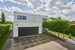 Wonen in pure architectuurStrakke lijnen, hoogwaardige materialen en een luxueuze afwerking maken van deze villa een echt architecturaal pareltje...