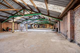 <p>Dit magazijn biedt een praktische opslagruimte op een goed bereikbare locatie in Deurne. Dankzij de ruime oppervlakte is het geschikt voor diverse opslag- en werkactiviteiten.</p>
<p><strong>Indeling:</strong><br />De private opslagruimte heeft een bruikbare oppervlakte van ca. 800m². De toegang gebeurt via een gezamenlijke doorrit, waarna men via een oprit naar het bovenliggende magazijn rijdt.</p>
<p>Het magazijn beschikt momenteel over verschillende compartimenten, die indien gewenst eenvoudig geopend of aangepast kunnen worden. Ook het creëren van bijkomende compartimenten behoort tot de mogelijkheden.</p>
<p><strong>Bijzonderheden:</strong><br />Private opslagruimte van ca. 800m².<br />Toegang via gezamenlijke doorrit en oprit naar boven.<br />Flexibele indeling met bestaande compartimenten.<br />Optie tot aankoop van onderliggend magazijn van ca. 1.100m².</p>
<p><strong>Ligging:</strong><br />Gelegen aan de Herentalsebaan 198 te Deurne, met een vlotte verbinding richting Antwerpen en omliggende invalswegen.</p>