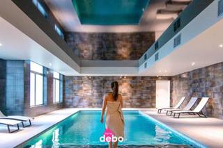 <h4><span>Droom je van een eigen stek aan de kust met de luxe van een hotel? Deze volledig ingerichte Holiday Suite op de derde verdieping in Zeebrugge biedt het beste van beide werelden!</span></h4>
Ontdek een unieke investeringskans in het hart van Zeebrugge, waar de dynamiek van de wereldhaven samenkomt met de charme van de Belgische kust.<br />Deze exclusieve suite biedt een ideale combinatie van comfort en luxe, perfect voor zowel zakelijke reizigers als toeristen.<br /><br />🏡 Jouw vakantieverblijf<br />✔️ Lichte woonkamer met open, ingerichte keuken<br />✔️ Zonnig terras met uitzicht op het zwembad 🌅<br />✔️ Slimme indeling: aparte slaapkamer met dubbel bed + slaaphoek met stapelbed (3 slaapplaatsen)<br />✔️ Moderne badkamer met bad/douche, wastafel &amp; toilet<br />✔️ Vrij gebruik van het binnen- &amp; buitenzwembad<br />✔️ Extra ontbijt en ontspanningsvoorzieningen voor een zorgeloze ervaring<br />💰 Vakantie &amp; rendement in één! Gebruik deze suite voor eigen ontspanning, verhuur of een combinatie voor het beste rendement. Slim investeren was nog nooit zo leuk!<br /><br /><br />Voorzieningen:<br />Geschikt voor 5 personen, met een comfortabel tweepersoonsbed en een hoogwaardig stapelbed.<br />Uitgerust met een moderne badkamer, een ingerichte keuken, een gezellige leefruimte en een privéterras met uitzicht op de omgeving.<br /><br />Faciliteiten van het Complex:<br />Verwarmde binnen- en buitenzwembaden voor ultieme ontspanning.<br />Wellnesscentrum met sauna en hammam.<br />Volledig uitgeruste fitnessruimte.<br />Gezellige bar en restaurant ter plaatse.<br />Ondergrondse parkeergelegenheid voor uw gemak.<br /><br />Investering Voordelen:<br />Inkomstenpotentieel: Opbrengsten uit de verhuurinkomsten gerealiseerd door Holiday Suites, u hoeft zelf niks te doen.<br />Beheer zonder zorgen: Professioneel en volledig beheer van uw eigendom, zodat u kunt genieten van een passief inkomen zonder administratieve lasten.<br />Strategische Locatie: Gelegen nabij belangrijke zakelijke hubs en toeristische attracties, wat zorgt voor een stabiele bezetting gedurende het hele jaar.<br /><br />Grijp deze kans om te investeren in een hoogwaardige appartement-suite in Zeebrugge, waar rendement en ontspanning hand in hand gaan. Voor meer informatie of om een afspraak te maken voor een bezichtiging, neem vandaag nog contact met ons op.<br /> 