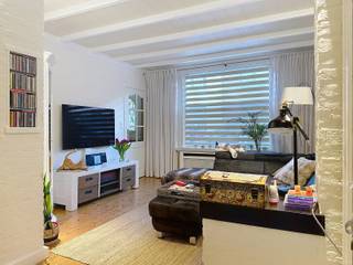 <p>Bent u op zoek naar een woning met karakter in een levendige buurt? Dan is dit uw kans! Deze sfeervolle stadswoning in Kiel combineert authenticiteit met ruimte en uitbreidingsmogelijkheden, op een toplocatie op wandelafstand van de gezellige Abdijstraat en het Olympisch Stadion van Beerschot.</p>
<h2>De woning in een oogopslag:</h2>
<p><strong>Gelijkvloers:</strong></p>
<ul>
<li>Inkomhal die u verwelkomt</li>
<li>Ruime woonkamer met karaktervolle uitstraling</li>
<li>Functionele keuken en praktische bijkeuken</li>
<li>Apart toilet voor extra comfort</li>
<li>Veranda met directe toegang tot de aangename tuin – perfect voor zomerse momenten!</li>
</ul>
<p><strong>Eerste verdieping:</strong></p>
<ul>
<li>Drie kamers, momenteel ingericht als slaapkamer met aansluitende dressing en een bureel</li>
<li>Badkamer</li>
</ul>
<br />
<p><strong>Extra troeven:</strong></p>
<ul>
<li>Vaste trap naar de <strong>zolderverdieping</strong> – klaar om uit te bouwen tot 2 à 3 extra kamers! Ideaal voor een groeiend gezin of thuiswerken.</li>
<li>Praktische <strong>kelder</strong> voor extra bergruimte</li>
<li><strong>Gezellige tuin</strong> – uw eigen groene oase in de stad</li>
<li><strong>Karaktergevel</strong> die de authenticiteit van de woning onderstreept</li>
</ul>
<h2>De buurt:</h2>
<p>Wonen in Kiel betekent leven in een bruisende volkswijk met een eigen identiteit. Alle voorzieningen zijn binnen handbereik: winkels, restaurants, scholen en openbaar vervoer. De Abdijstraat met zijn gezellige cafés en winkeltjes ligt op loopafstand, net als het Olympisch Stadion – een droom voor elke Beerschot-supporter!<br /><br /></p>
<p>Dit pand is onderhevig aan de renovatieverplichting die door de Vlaamse overheid wordt opgelegd voor residentiële gebouwen.</p>
<p>Consulteer voor meer informatie :</p>
<p><span><strong><u><b>https://www.vlaanderen.be/een-woning-kopen/renovatieverplichting-voor-residentiele-gebouwen</b></u></strong></span></p>
<p>Het lage energiepeil kan aangewend worden om bij renovatie gebruik te maken van verschillende renovatiepremies.</p>