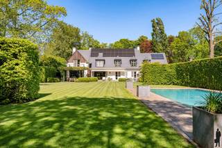 Prachtige villa met zwembad op een top ligging te Itegem.*Bekijk zeker onze website met interactieve plannen voor de volledige indeling.*Algemeen:-...