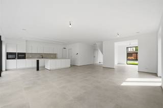 <p><span>Deze pas afgewerkte open bebouwing met mooie gelijmde gevelstenen, ligt in de Pastorijstraat, een verkeersluwe éénrichtingsstraat met gratis parkeerplaatsen en een school (zone 30). Het EPB-doelpeil van deze BEN-woning wordt behaald door dikke isolatielagen; ventilatiesysteem D; warmtepomp (lucht/water); algemene vloerverwarming; 6 zonnepanelen; alu-ramen met superisolerende beglazing; etc. U beschikt over een kabel voor uw toekomstige laadpaal, plus een vergunning voor het plaatsen van een carport. Inkom, leefruimte en keuken met eiland (6 zitplaatsen) lopen in mekaar over. We spotten in de keuken volgende toestellen: kookplaat met geïntegreerde afzuiging, conventionele oven, microgolf, vaatwasser en hoge koelkast. De luxueuze afwerking werd doorgetrokken in de hele woning: hoge plafonds, videofoon, moderne trappen met natuursteen, binnendeuren met verborgen scharnieren, voldoende stopcontacten, internet-aansluiting in de kamers, led-strips (keuken), grote tegels, maatkeuken, etc. De grote zwarte alu-schuiframen, kijken uit over de zonnig georiënteerde tuin. Dit volumineuze huis omvat een berging en een wasplaats. De luxueuze badkamer is groot genoeg voor een ligbad, een ruime inloopdouche met glazen wand, een dubbel lavabomeubel met spiegel (anti-condensfunctie) en een hangtoilet.</span></p><p><span> </span></p>