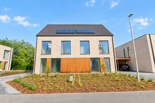 Uitzonderlijk ruime nieuwbouwwoningen (BEN = Bijna Energie Neutraal), gelegen op een rustige locatie aan de Bruggestraat te Zandhoven. Dit kleinschalig project omvat 6 halfopen bebouwingen en 1 open bebouwing, telkens met 3 of 4 volwaardige slaapkamers, ruime tuin en parking. Elke woning beschikt over een inkomhal met ruimte voor vestiaire en afzonderlijk toilet met handenwasser; zitruimte; volledig ingerichte leefkeuken met eetplaats en handige bijkeuken. Directe toegang via het schuifraam tot tuin. Op de verdieping zijn er telkens 3 of 4 volwaardige slaapkamers; apart toilet; bureauruimte; en riante badkamer. Voorts beschikken de woningen over een garage of carport. Hedendaagse architectuur en zeer energiezuinige woning voorzien van alle modern comfort met o.a. vloerverwarming door middel van warmtepomp, zonnepanelen, regenwaterrecuperatie, maximum E-peil 30,... Verkoop onder BTW-stelsel (registratierechten op het grondaandeel). Werken in een eindfase en beschikbaar bij akte. Kijk op www.immopatio.be voor meer informatie of bezoek onze modelwoning!