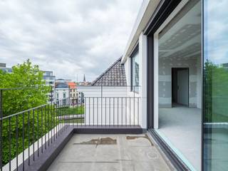 <strong>Wonen in grandeur aan de Coupure. </strong> <strong>Exclusief penthouse appartement (180 m²) met twee terrassen aan de Coupure</strong><br /><br /><em>Voor meer informatie, mail naar info@carloeggermont.be</em><br /><br />In een exclusief en kleinschalig woonproject aan de Coupure presenteren wij een bijzonder ruim en karaktervol (casco plus) penthouse appartement van 179 m² met onder meer twee slaapkamers, twee badkamers en twee terrassen. Een zeldzame opportuniteit voor wie op zoek is naar volume, licht en authenticiteit, gecombineerd met het comfort van nieuwbouw.<br /><br />Het project omvat de totaalrenovatie van een 19e-eeuwse herenwoning, uitgebreid met een hedendaagse toevoeging in een lichte en complementaire architecturale vormentaal, naar een ontwerp van MOEA Architectural Design Studio.<br /><br />Het appartement bevindt zich op de derde en bovenste verdieping en strekt zich uit over meer dan 20 meter gevelbreedte. Dankzij de optimale oriëntatie geniet u van een open zicht op de Coupure. Hoge plafonds en royale raampartijen versterken het ruimtelijk gevoel, terwijl zorgvuldig, uitgepuurde indeling zorgt voor de nodige geborgenheid.<br /><br />Het wooncomfort wordt versterkt door een potentiële aankoop van een private parkeerplaats en extra bergruimte. Een gemeenschappelijke fietsenstalling is voorzien.<br /><br />Een uitzonderlijk aanbod voor wie wil wonen aan de Coupure met zicht op zowel het water als over de stad. <br /><br /><em><u>Deze verkoop geschiedt onder registratierechten. </u></em>