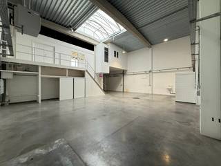 Gelegen aan de ingang van de gekende “Zeno”-site in Destelbergen, biedt dit moderne bedrijfsgebouw een ideale combinatie van magazijnruimte...