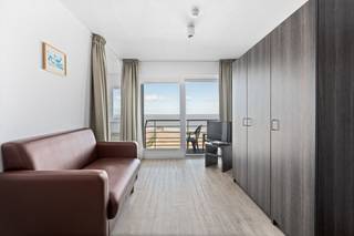 Centraal gelegen twee slaapkamer appartement met zicht op zee.<br /><br />Bij het binnenkomen van het appartement kom je meten terecht in de <strong>lichtrijke</strong> <strong>leefruimte</strong> met <strong>open</strong> <strong>keuken</strong> <strong>uitkijkend</strong> op het <strong>strand</strong>. De ruimte wordt verwarmd via elektrische verwarmingselementen.  Via de leefruimte kom je terecht in een <strong>ruime</strong> <strong>slaapkamer</strong>. Daarnaast beschikt het appartement over nog een <strong>extra</strong> <strong>slaapkamer</strong> waar momenteel een stapelbed is geplaatst. Tot slot kunt u op het terras, waar er zeker plaats is voor een tafel en enkele stoelen genieten van een <strong>fantastisch</strong> <strong>frontaal</strong> <strong>zeezicht</strong>. <br /><br />Het appartement is gelegen op de <strong>tiende verdieping</strong> in een gebouw op de Zeedijk genaamd "Suitehotel Ocean" en is bereikbaar met de lift. Dankzij de centrale ligging dichtbij de haven en de markt zijn alle nutsvoorzieningen in de buurt.<br /><br />Het appartement wordt <strong>verkocht</strong> onder de <strong>formule van erfpacht</strong>. Dit biedt verschillende voordelen, zoals een <strong>lagere aankoopprijs</strong> gezien de grond niet aangekocht wordt. Voor het gebruik van de grond betaalt de erfpachter aan de grondeigenaar een jaarlijkse som geld, ook wel canon genoemd. Deze <strong>canon</strong> is <strong>fiscaal aftrekbaar</strong>.<br /><br />Momenteel wordt het appartement verhuurd via een <strong>hotelpoule</strong> die de suite verhuurt op vakantiebasis, waarop de eigenaar een percentage van de winsten verkrijgt. Het is ook mogelijk om zelf de suite te reserveren voor eigen gebruik.<br /><br />Het is niet mogelijk zich hier te domiciliëren, het appartement kan enkel gebruikt worden als <strong>vakantieverblijf.</strong>