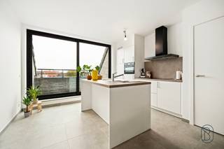 TE KOOP: Lichtrijk duplexappartement met twee zonnige terrassen in WaregemIn de Henri Lebbestraat, op wandelafstand van de Markt van Waregem, het...