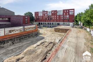 Prachtig wonen op de vierde verdieping in Pelt: deze appartementen zijn snel beschikbaar!<br />Dit appartement ligt op een rustige, groene toplocatie in het centrum van Pelt. <br />De royale leefruimte geniet van veel lichtinval dankzij grote ramen die uitgeven op het ruim terras. De rolstoeltoegankelijke lift en doordachte indeling maken dit appartement bovendien geschikt voor elke levensfase.<br /><br />Het is voorzien van vloerverwarming via warmtepomp en energiezuinige technieken. Dat betekent lage energiekosten en maximaal wooncomfort. Een futureproof aankoop dus waarmee je goed zit voor nog vele jaren!<br /><br />Aankoop onder btw-stelsel (21% op constructieaandeel en 12% op grondaandeel, indien van toepassing.)<br /><br />Verplichte aankoop parkeerplaats (€26.500) en berging (€5.000).<br />Contacteer ons voor meer informatie of een bezoek ter plaatse.<br />011/646.480. - info@eratournier.be