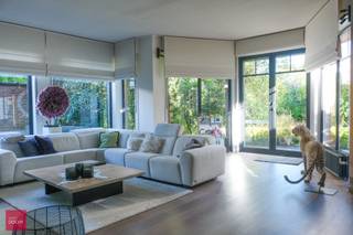 Volledig instapklare loft/appartement bestaande uit: inkomhal, lichtrijke living in parket, open ingerichte keuken met zicht op de tuin, bureelruimte, 3 slaapkamers, ruime badkamer (bad + inloopdouche), multifunctionele kelderverdieping (praktijk/hobbykamers/opslagruimte/kantoor) met afzonderlijke toegang via de straat, garage, groot terras palend aan de vijver en ruime tuin, tuinberging en parking voor 4 wagens. Heel rustig gelegen toch nabij Kortrijk centrum.