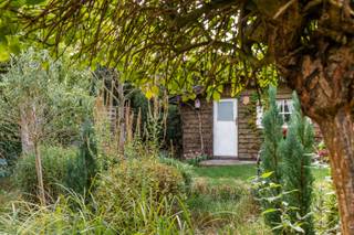 <p><b>Deze woning bezoeken op zaterdag 3 oktober tussen 10u en 13u? (enkel op afspraak)</b></p>
<p><span>Deze woning is gelegen op een perceel van ca. 215 m² in de Stokveldelaan te Sint-Michiels. Dankzij de gunstige ligging bevinden tal van voorzieningen zich op korte afstand. Zo zijn het station van Brugge, diverse scholen en winkels vlot bereikbaar. Ook verschillende belangrijke invalswegen liggen in de onmiddellijke omgeving.</span></p>
<p><span>Via de inkomhal betreed je de woning, die toegang biedt tot de lichtrijke leefruimte. Deze omvat een gezellige zit- en eetplaats, met aansluitend een veranda die uitkijkt op de tuin. De keuken sluit aan op de leefruimte. Verder bevinden zich op het gelijkvloers een gastentoilet en een praktische berging.</span></p>
<p><span>Op de eerste verdieping zijn er drie slaapkamers en een badkamer. De woning beschikt daarnaast over een zolder, bereikbaar via een uitschuifbare trap. Deze biedt extra bergruimte of de mogelijkheid om bijkomende slaapkamers in te richten.</span></p>
<p><span>Ook op praktisch vlak heeft deze woning heel wat te bieden. Zo is er een garage met oprit, wat zorgt voor extra comfort en parkeergelegenheid.</span></p>
<p><span>De woning vormt een solide basis met een functionele indeling en biedt dankzij enkele opfrissingswerken en modernisaties de mogelijkheid om helemaal naar eigen smaak te worden ingericht. Een interessante opportuniteit voor wie op zoek is naar een gezinswoning met potentieel op een centrale locatie in Sint-Michiels.</span></p>
<p><span>Volgens onze opvraging in het Maatregelenregister zijn er geen maatregelen vastgesteld voor dit kadastrale perceel.</span></p>
<p><b>Benieuwd naar de mogelijkheden van deze woning?</b></p>
<p><span>Contacteer Beau via beau@waeyler.be of 0470 54 16 27.</span></p>
