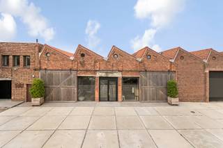 Dit unieke commercieel eigendom (lot 1) is gelegen langs een parallelweg naast de R8, de ringlaan rond Kortrijk, in Harelbeke. Met een...
