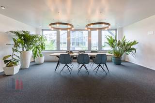 Kantoor van 250 m² te huur. Strategisch gelegen op slechts 2 minuten van de R0 (op- en afrit Jette) en geniet van een vlotte verbinding met de...