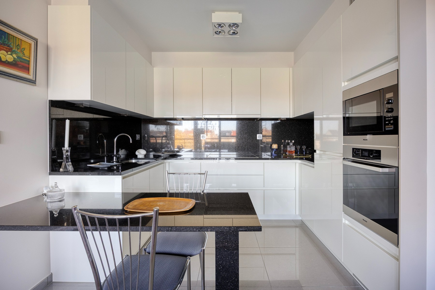 Mooi appartement met tijdloze architectuur in nieuwstaat - foto 3