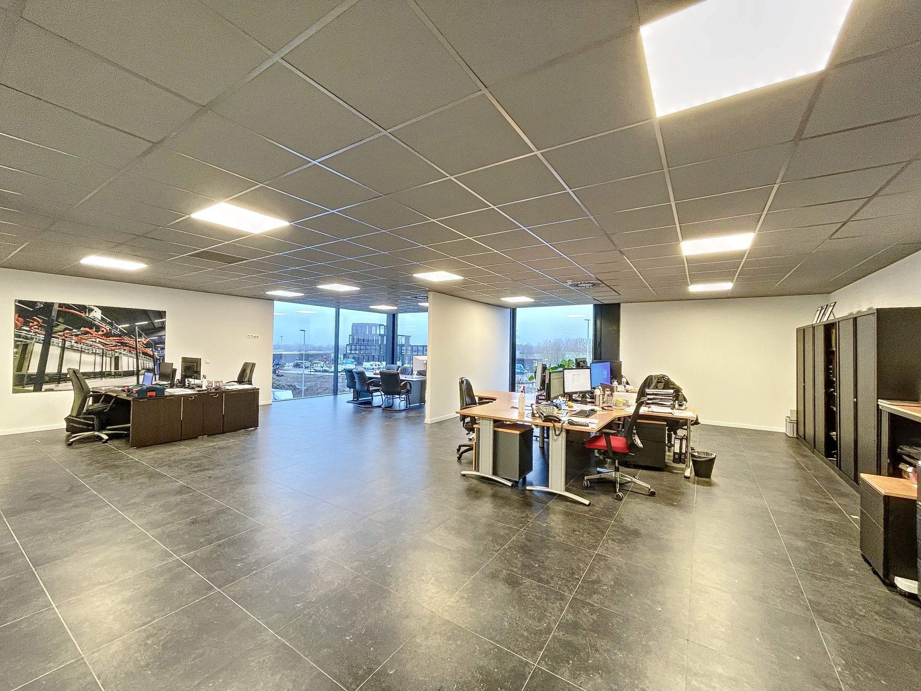 Bedrijfsgebouw met magazijn 1.270m² en kantoor 650m² vlak aan E17 te Waregem - foto 4