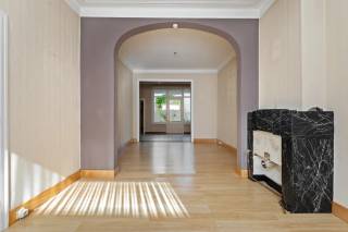 Op een uitstekende en centrale locatie in Lier, op korte afstand van zowel het centrum als het station, bevindt zich deze te renoveren woning met zeer veel potentieel.<br /><br />De ideale opportuniteit voor wie op zoek is naar een woning die volledig naar eigen smaak en wensen kan worden gerenoveerd.<br /><br />De woning is te betreden via de inkomhal die toegang geeft tot de ruime woonkamer. Aansluitend bevindt zich de keuken. Verder beschikt het gelijkvloers over een praktische berging, een apart toilet en een terras.<br /><br />Op de eerste verdieping bevinden zich de nachthal, één slaapkamer (18 m²) en de badkamer, momenteel ingericht met een bad met douchesproeier en een lavabo.<br /><br />De tweede verdieping biedt nog 2 slaapkamers (18m² & 11m²).<br /><br />Met mooie ruimtes en hoge plafonds, in combinatie met de topligging nabij het centrum en het station van Lier, vormt dit een interessante opportuniteit voor wie een woning volledig naar eigen hand wil zetten.<br /><br />Dit pand is onderhevig aan de Vlaamse renovatieverplichting voor residentiële gebouwen.<br /><br />Troeven:<br />+ Toplocatie nabij centrum & station van Lier<br />+ Zeer veel potentieel bij renovatie<br />+ 3 slaapkamers<br />+ Ruime leefruimte<br />+ Terras<br /><br />Interesse in deze te renoveren woning? Contacteer ons via 03 337 50 70 of info@vbvastgoed.be voor een afspraak ter plaatse of meer informatie.