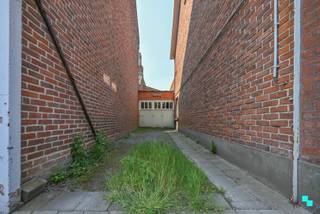 Ontdek deze te renoveren eengezinswoning met garage en achteruitweg gelegen nabij het centrum van Sint-Eloois-Winkel. De woning is gelegen op...