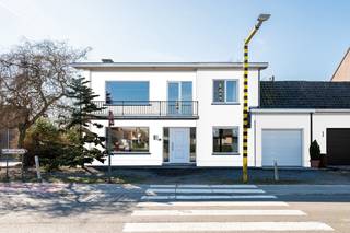 Welkom in deze prachtige woning, gelegen in het rustige Zomergem. Deze ruime woning is ideaal voor gezinnen die op zoek zijn naar comfort, ruimte...