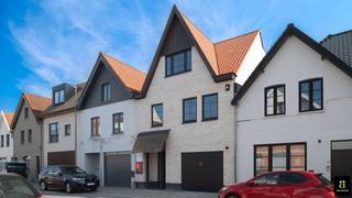 Deze stijlvolle nieuwbouwwoning wordt verhuurd op jaarbasis en combineert ruimte, comfort en energiezuinig wonen. Via de ruime inkomhal bereikt u...