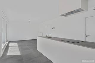 In het centrum van Lauwe bevindt zich een nieuwbouwappartement met twee ruime slaapkamers, terras en staanplaats.De indeling is als volgt:Inkomhal,...