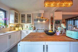 In een rustige en groene woonomgeving bevindt zich deze instapklare gezinswoning aan de Begonialaan 5 in Heide, Kalmthout.Deze vrijstaande woning...