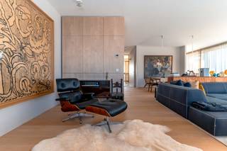 <p>In het centrum van de Stad, op een boogscheut van Botanic Sanctuary, Theaterplein en de Graanmarkt bevindt zich deze ruime duplex-penthouse. <br /><br />De lift laat u rechtstreeks toekomen in de entree met gastentoilet en vestiaire. Een mooi samenspel van eiken parket en Travertin-natuursteen karakteriseren de leefruimte. Een facade van raampartijen geven de ruimte een extra dimensie. Aansluitend een ruim en zonnig terras dat geniet van alle rust en privacy. <br />De separate leefkeuken is afgewerkt met marmer en uitgerust met Miele-toestellen. Een schuifpui geeft toegang tot een serene buitenruimte. <br /><br />Een trap brengt u naar de slaapverdieping bestaande uit drie suites. Een master met royaal slaapvertrek en aansluitend comfortabele, marmeren badkamer uitgerust met ligbad, douche en dubbele wastafel. Een tweede suite wordt gekenmerkt door een combinatie van parketvloer en marmeren afwerking in de badkamer. De derde slaapkamer heeft tevens ensuite een douchekamer. <br /><br />Het volledige appartement is voorzien van airconditioning.</p>
<p>Om het wooncomfort te verhogen worden twee autostaanplaatsen, een autobox en twee kelderbergingen te koop aangeboden.</p>
<div>
<div>
<div>
<p><span>Voor het appartement: verdeling grond-constructie 1/3 - 2/3 met een grondwaarde van 985.000 EUR <br />Twee autostaanplaatsen (P 01 en P 26) zijn te koop 39.500 euro per staanplaats met een grondaandeel van 17.500 EUR <br />De autobox ( P002) te koop voor 59.500 euro, met een grondaandeel van 17.500 EUR<br />Twee bergingen zijn te koop aan 4.000 EUR per berging <br /></span><span><br /></span></p>
</div>
</div>
</div>