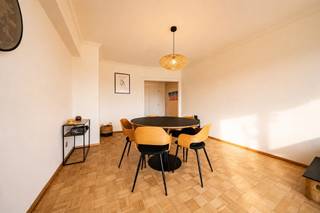 <p>We Invest Luik en Lucas bieden u dit mooie appartement te koop aan, gelegen op de 5de verdieping van een gunstig gelegen gebouw, vlakbij alle voorzieningen en op slechts enkele minuten van Place Saint-Lambert.</p>
<p>Met een oppervlakte van 91 m² volgens het EPC-certificaat zal dit pand u bekoren door zijn mooie lichtinval dankzij de hoge ligging en door zijn uitstekende algemene staat. Het appartement werd enkele jaren geleden opgefrist en er zijn geen werken nodig. De elektrische installatie is conform en het pand beschikt over een EPC-score C.</p>
<p>Het appartement bestaat uit een ruime woonkamer van 24 m², een volledig uitgeruste keuken met toegang tot het balkon, een inkomhal met vestiairehoek en bergruimte, een douchekamer met ingebouwde opbergruimte, evenals twee slaapkamers van 10 m² en 15 m² aan de achterzijde van het gebouw, wat zorgt voor rust en stilte.</p>
<p>Er is eveneens de mogelijkheid om een beveiligde ondergrondse parkeerplaats aan te kopen voor €10.000.</p>
<p>Het appartement is vrij bij het verlijden van de authentieke akte. Aarzel niet om ons te contacteren op 0479/76.60.97 voor meer informatie of een bezoek.</p>