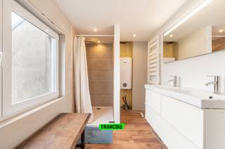 Deze gezinswoning is gelegen op een gunstige locatie nabij Bredene Dorp. De buurt is rustig en toch bevinden alle winkels en andere faciliteiten zich in de buurt. <br /><br />De woning geniet een logische indeling; zo situeren de inkomhal, woonkamer, riante keuken zich op het gelijkvloerse en heeft u een slaapkamer op de eerste verdieping. Op de tweede verdieping treffen we een polyvalente zolder aan welk kan ingericht worden als eventuele slaapkamer/hobbyruimte/bureel/etc... <br /><br />De woning werd reeds grotendeels opgeknapt; zo is er reeds een vernieuwde keuken met moderne apparatuur, en een badkamer met inloopdouche, dubbele lavabo en handdoekradiator. <br /><br />Mits verdere afwerking creëert u hier de perfecte woning voor koppels of kleine gezinnen. <br /><br />Aarzel niet en neem contact op voor meer info of een afspraak!<br /><br />