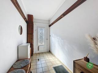 Deze lichtrijke woning is uitstekend gelegen in de Torhout, op wandelafstand van winkels, scholen, openbaar vervoer en het ziekenhuis. Een ideale opportuniteit voor starters, investeerders of wie op zoek is naar een centrale en praktische ligging.<br /><br />Bij het betreden van de woning komt u in de inkomhal die toegang geeft tot de lichtrijke leefruimte, ingedeeld in een gezellige zit- en eetplaats. Aansluitend bevindt zich de keuken met directe toegang tot de tuin. Op het gelijkvloers vindt u verder nog een gastentoilet en een toegankelijke kelder.<br /><br />De eerste verdieping omvat een nachthal, twee volwaardige slaapkamers en een badkamer. Via een vaste trap bereikt u de zolderverdieping, die perfect kan ingericht worden als derde slaapkamer of hobbyruimte.<br /><br />De volledig omheinde tuin met terras vormt een mooie troef en biedt een aangename buitenruimte om tot rust te komen.<br /><br />Troeven:<br />✔ EPC label D – geen renovatieverplichting<br />✔ Centrale en vlot bereikbare ligging<br />✔ 3 slaapkamers<br />✔ Onmiddellijk beschikbaar bij akte (uitdovende huurovereenkomst)<br />✔ Zonnige tuin<br /><br />Interesse in deze woning? Neem contact met ons op en plan uw bezoek.