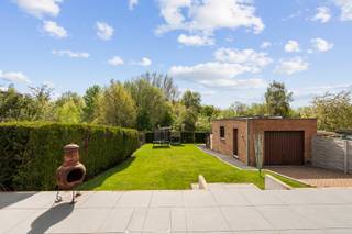 <p>Op zoek naar een instapklare woning met ruimte, rust en tal van mogelijkheden? Deze woning combineert een degelijke basis met reeds uitgevoerde renovaties en een mooie, groene ligging met zicht op bos.</p>

<p>De woning werd doorheen de jaren goed onderhouden en deels vernieuwd, waardoor ze vandaag perfect bewoonbaar is met nog mogelijkheden naar eigen smaak. Grote troef is de energiezuinigheid: met een EPC-label C is er geen renovatieverplichting, en dankzij de aanwezige zonnepanelen en warmtepompen geniet u van een aangenaam wooncomfort met lagere energiekosten. Deze warmtepompen zijn aanwezig in zowel de leefruimte, keuken als slaapkamers en kunnen ook gebruikt worden als airco.</p>

<p>Ook technisch zit deze woning goed: de elektrische installatie is conform, wat meteen een zorg minder betekent voor de koper.</p>

<p>Naast het wooncomfort biedt deze eigendom ook heel wat praktische mogelijkheden. De ruime garage en bijhorende ruimtes maken het geheel bijzonder interessant voor zelfstandigen, thuiswerkers of wie nood heeft aan extra stockage. Ook de zolderverdieping biedt nog uitbreidingsmogelijkheden en extra bergruimte.</p>

<p>De ligging vormt een extra troef: rustig en toch vlot bereikbaar, met een aangenaam zicht op het omliggende groen en bos, en op korte afstand van het centrum, scholen en winkels.</p>

<p>Troeven:<br />EPC C – geen renovatieverplichting<br />Elektriciteit conform<br />Zonnepanelen aanwezig<br />Warmtepompen (verwarmen én koelen)<br />Reeds deels gerenoveerd en instapklaar<br />Ruime garage met mogelijkheden (zelfstandige, praktijk, stockage)<br />Zolder met uitbreidingsmogelijkheden<br />Rustige ligging met zicht op bos<br />Vlot bereikbaar nabij centrum, scholen en winkels</p>