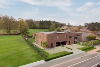 <p><strong>NIEUWBOUWPROJECT LAAR I BERG <br /></strong><strong>Twee unieke nieuwbouwwoningen. Eén uitzonderlijke woonkwaliteit. </strong></p>
<p><strong>LIGGING: Westerlosesteenweg 123 & 123A - 2230 HERSELT </strong><strong><br /></strong>Project <strong>LAAR I BERG</strong> omvat twee ruime, hedendaagse halfopen nieuwbouwwoningen met zuid gerichte tuinen op een mooie locatie op de grens van Westerlo en Herselt. Beide woningen combineren een royale woonoppervlakte met een hoogwaardige afwerking, moderne technieken en een sterke focus op energiezuinigheid en wooncomfort. <br /><br /><strong>🏡 LAAR - Westerlosesteenweg 123A </strong><strong>🏡 BERG - Westerlosesteenweg 123 </strong></p>
<table>
<tbody>
<tr>
<td>
<p>· +200 m² bewoonbare oppervlakte</p>
<p>· E-peil E-1 => energiepositief!</p>
<p>· 4 slaapkamers</p>
<p>· 2 badkamer, 3 toiletten</p>
<p>· extra dressing</p>
<p>· inpandige parkeerruimte</p>
<p>· volledig omheinde tuin</p>
<p>· overdekt zuid terras</p>
<p>· ruime tuinberging</p>
<p>· <strong>lancerings-startprijs: €643.000</strong></p>
<p><strong> </strong></p>
</td>
<td>
<p>· +200 m² bewoonbare oppervlakte</p>
<p>· E-peil E2 => BEN</p>
<p>· 3 slaapkamers</p>
<p>· 2 badkamers, 3 toiletten</p>
<p>· ruim kantoor of 4<sup>e</sup> slaapkamer</p>
<p>· inpandige parkeerruimte</p>
<p>· volledig omheinde tuin</p>
<p>· overdekt zuid terras</p>
<p>· ruime tuinberging</p>
<p>· <strong>lancerings-startprijs: €648.000</strong></p>
<p><strong> </strong></p>
</td>
</tr>
</tbody>
</table>
<p><strong>⚡</strong><strong> ENERGIEZUINIG & COMFORTABEL WONEN <br /><br /></strong><strong>Technische uitrusting </strong></p>
<ul>
<li>vloerverwarming én -koeling dmv Lucht/water-warmtepomp</li>
<li>ventilatiesysteem D met warmteterugwinning</li>
<li>4.500 WP zonnepanelen per woning</li>
<li>hoogwaardige thermische isolatie</li>
<li>energiezuinige bouwschil</li>
<li>aluminium buitenschrijnwerk</li>
<li>hoogrendementsbeglazing</li>
</ul>
<p>Deze combinatie zorgt voor een laag energieverbruik, aangenaam thermisch comfort en een toekomstgerichte woning.</p>
<p><strong>KWALITATIEVE AFWERKING MET KEUZEMOGELIJKHEDEN </strong></p>
<p>De woningen worden volledig afgewerkt conform het voorziene lastenboek. <br />Wie vroeg in het aankoopproces instapt, krijgt nog de mogelijkheid om binnen de voorziene budgetten eigen keuzes te maken.</p>
<p>Zo kan u onder meer inspraak hebben in:</p>
<ul>
<li>Keuken</li>
<li>Sanitair</li>
<li>Vloer- en wandtegels</li>
<li>Bepaalde materialen en afwerkingen (bv. elektrische installatie)</li>
<li>Bepaalde technieken, binnen de technische mogelijkheden</li>
</ul>
<p><strong> <br />💶</strong><strong> PRIJS & AANKOOPVOORWAARDEN </strong></p>
<p>Momenteel worden beide woningen aangeboden aan een lancerings-startprijs.</p>
<p>Wie dit jaar instapt in het aankoopproces, koopt aan deze voorwaarden een volledig afgewerkte woning conform het lastenboek. Bij akkoord wordt de prijs vastgelegd en geniet u van een prijsgarantie tot aan de oplevering/aankoop. Een vroeg engagement biedt bovendien het voordeel dat er nog ruimte is voor persoonlijke keuzes in materialen, afwerking en bepaalde technieken.</p>
<p><strong>Belangrijk: </strong></p>
<ul>
<li>Schilderwerken zijn <strong>niet inbegrepen </strong></li>
<li>Aankoop gebeurt onder het <strong>btw-stelsel van 21% </strong></li>
<li>De vermelde prijzen zijn <strong>lancerings-startprijzen </strong></li>
</ul>
<p><strong>INTERESSE <br /></strong>Wenst u meer informatie over <strong>LAAR</strong>, <strong>BERG</strong> of beide woningen? <br />Wij bezorgen u graag de verdere plannen, het lastenboek, en bijkomende informatie.</p>
<p><strong><em>Ruim wonen. Energiezuinig wonen. Toekomstgericht wonen. </em></strong></p>