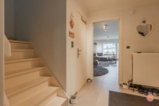 Vandaag nemen we je mee naar de rustige gemeente Bornem. De gemeente staat bekend voor zijn wondermooie fietsroutes doorheen de natuur en natuurlijk de alombekende dodentocht. Scholen, recreatiecentra en openbaar vervoer bevinden zich in een straal van 1km. Verder bevinden zich ook winkels en lokale restaurants op wandelafstand.<br /><br />In dit gebouw bieden we vier vernieuwde appartementen aan van dit type.<br /><br />Elk appartement beschikt over een inkomhal, een ruime en lichtrijke leefruimte, een volledig geïnstalleerde keuken, een praktische, ruime berging en een gastentoilet.<br />De appartementen beschikken verder telkens over twee ruime slaapkamers, een apart toilet en een badkamer met inloopdouche, dubbele lavabo en toilet.<br /><br />Via de uitschuifbare trap kunnen we de zolderruimte terugvinden die momenteel dienst doet als opbergruimte.<br /><br />Bovendien beschikken de appartementen over een ruim terras waar je aangenaam kan vertoeven.<br /><br />De appartementen worden momenteel verhuurd wat ervoor zorgt dat dit een ideale investering is.<br />Bovendien beschikken de appartement over een gunstig EPC-label B.<br /><br />Heb je interesse in een vernieuwd duplex appartement?<br />Neem gerust contact op via roy@julimmo.be of 0498 62 74 71.