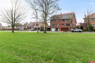 <strong>Ruime 3-gevel woning, ideaal gelegen in een rustige residentiële wijk op 1km van het centrum van Sterrebeek.</strong><br />Niveau straat: Inkomhal, WC, garage voor 2 wagens, logeerkamer, douchekamer, wasplaats en technische ruimte.<br />Niveau tuin: Hall met vestiaire, ruime living met toegang naar het terras en de tuin, eetkamer en keuken.<br />Verdieping: 3 slaapkamers, bureau, badkamer voorzien van ligbad, douche, dubbele lavabo en WC.<br />Zolderverdieping: Ruime zolderkamer welke reeds voorzien van vaste trap. Mogelijkheid voor 2 extra slaapkamers.