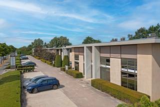 Kantoorruimte van 290 m² te huur in het kwalitatieve kantorenpark Latem Business Park.<br />Ideaal gelegen langs én met visibiliteit van de commerciële Kortrijksesteenweg met een vlotte ontsluiting naar de E40 en de E17.<br /><br /><strong>Technisch:</strong><br />De ruimtes genieten van veel lichtinval dankzij de grote glaspartijen.<br />Daarnaast beschikt het over een keuken, douches en vernieuwde sanitaire voorzieningen.<br />Ruime parkeermogelijkheden bij het gebouw met laadpalen. <br /><br /><strong>Financieel:</strong><br />- huurprijs kantoren: 3.020 euro/maand<br />- parkeerplaatsen aan 750 euro/jaar/parkeerplaats<br />- gemeenschappelijke kosten +- 25 euro/m²/jaar<br /><br />Ook andere oppervlaktes mogelijk. <br /><br />Wenst u meer informatie of zou u graag een bezoek inplannen?<br /><strong>Aarzel niet en contacteer Henry Van Tornhout - KMO Vastgoed: +32 474 13 37 93 of henry@kmovastgoed.be</strong>