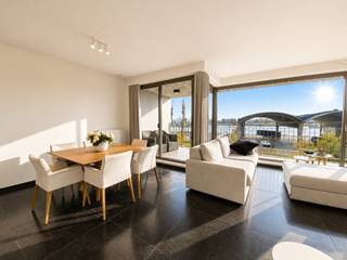 <p>Cet appartement d'environ 100 m² est situé au deuxième étage de la résidence « Liberty ». Une nouvelle construction qui attire immédiatement l'attention dans le quartier branché de l'Eilandje. Avec l'Escaut à proximité et le musée Red Star Line à deux pas, cet emplacement est sans aucun doute le point de départ idéal pour découvrir la ville.</p>
<p>L'appartement est entièrement revêtu de pierre naturelle bleue, ce qui lui confère un aspect luxueux.</p>
<p>Dans le salon, vous pouvez profiter en toute tranquillité d'une magnifique vue frontale sur l'Escaut grâce aux grandes baies vitrées coulissantes. Celles-ci donnent sur la terrasse ensoleillée d'environ 7 m² orientée à l'ouest.</p>
<p>La cuisine ouverte avec îlot central est de couleur blanche et équipée d'appareils électroménagers encastrés de qualité. Un espace de rangement séparé dispose des raccordements pour la machine à laver et le sèche-linge.</p>
<p>La chambre principale est située à l'arrière, au calme, et donne sur la magnifique deuxième terrasse d'environ 13 m². À côté se trouve la première salle de bains moderne avec douche à l'italienne et meuble lavabo. La deuxième chambre a également accès à la terrasse et peut parfaitement être aménagée en chambre d'amis, chambre d'enfant ou bureau. Elle peut utiliser une deuxième salle de bains avec douche et lavabo.</p>
<p>Toilettes séparées pour les invités.</p>
<p>De plus, un double emplacement de parking souterrain est disponible à la location pour 190 euros par mois.<br /><br />Charges communes : 120 euros.<br />Toutes les charges sont à la charge du locataire.<br /><br />Disponible immédiatement.</p>