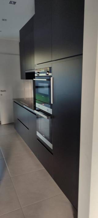Rijwoning op nieuw Sint-Truiden.Deze omvat:inkomhal, gastentoilet, living en keuken (met vaatwasser, microgolf en oven van Siemens)Klein zonnig...