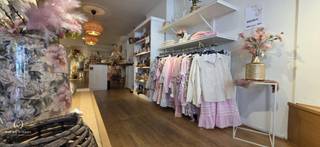 PLUSPUNTEN:- Instapklaar- Grote zichtbaarheidBij het binnenkomen van de stad via de Luikerstraat springt dit mooie handelspand op nr. 77 onmiddellijk...