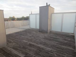 Dakappartement 2 slaapkamers met dakterras<br /><br />Appartement met inkomhal, 2 slaapkamers, badkamer met bad en toilet, living, keuken, berging. Ingerichte keuken met gasfornuis, ingebouwde frigo en oven. Mogelijkheid om een wasmachine of vaatwassser te plaatsen. Zicht op groen/ bomen vanuit de living en de keuken (rustig).<br />Bewoonbare oppervlakte van 84 m².<br /><br />De berging heeft toegang via een uitrekbare trap naar het dakteras in bankirai met zicht op de 3 torens van Gent. Gelegen vlakbij het mooie begijnhof en de Rabot torens. <br /><br />Op de 4de verdieping op een totaal van 4. Voorzien van lift. Gemeenschappelijke verwarming met gascondensatie ketel BUDERUS en boiler BUDERUS per gebouw van 9 à 10 appartementen. Nieuwe calorimters van SPM Technologies sinds dec 2025 voor verwarming en warm water. <br /><br />Bouwjaar 1968. Dak en ramen werden gerenoveerd in 2019. EPC 176 kWh/m²/jaar of label B. <br /><br />VME bestaande uit 58 appartementen in 6 residenties. Werken te voorzien aan achtergevel.<br />Mogelijkheid tot aankoop van een ondergrondse garagebox voor 30.000 EUR.<br /><br />Op 200 meter van tramhalte Gent Rabot (Begijnhoflaan) en 200 meter van tramhalte Gent Brugsepoort (Duizend Vuren).<br /><br />Supermarkt Okay City op 550 m of 7 min te voet, 900 m van LIDL en Carrefour market Gent Groene Vallei, 1 km van Aldi, 1,1 km van Proxy Delhaize.<br /><br />Geen interesse in samenwerking met vastgoedmakelaar, gelieve jullie zich te onthouden.<br />
