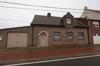 Deze charmante halfopen woning is gelegen in de Esenstraat 14 te Klerken, langs de invalsweg tussen Esen en Klerken.De woning beschikt over een...
