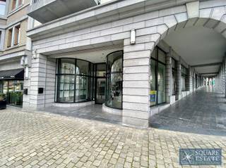 Te huur, een van onze mooiste locaties op onze Markt.De winkel, ontworpen door onze architecten van Interior Point, is een echt juweeltje, met...
